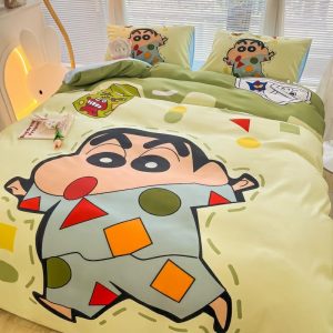 Ágytakaró Négy Darabos Készlet | Nyári Gyermek Karikatúra Selyem Ágynemű Szett, 4 Részes, Mosásra Alkalmas, Crayon Shin-Chan Mintával, Diákotthoni Használatra. Ágytakaró Négy Darabos Készlet Ágytakaró Négy Darabos Készlet